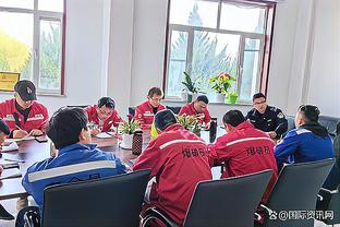 Muốn bố trí chiến thuật? Trận đấu với tổng huấn luyện viên Hứa Lợi Dân của Bắc Kinh Liêu Ninh trực tiếp ngồi bên cạnh Kiều Lý Âu